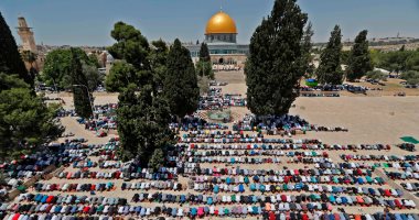 صور.. الفلسطينيون يؤدون صلاة أول جمعة فى رمضان بالمسجد الأقصى