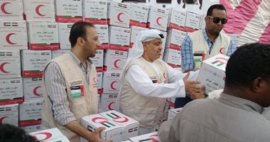 الهلال الأحمر الإماراتى يوزع 10 آلاف كرتونة رمضانية ويقيم موائد إفطار.. صور
