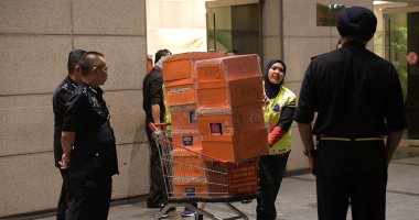 صور.. ماليزيا تصادر حقائب خلال مداهمة شقق أقارب رئيس وزراءها السابق