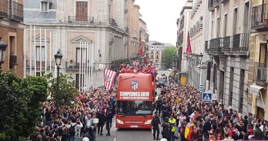 صور.. أتلتيكو مدريد يحتفل مع جماهيره بلقب الدورى الأوروبى