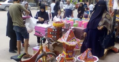صور.. أهالى شمال سيناء يقبلون على شراء فوانيس رمضان