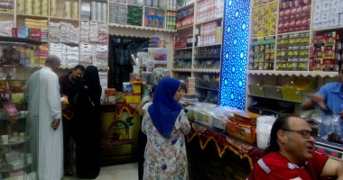 صور.. إقبال من المواطنين على شراء ياميش رمضان بعد انخفاض أسعاره بالغربية