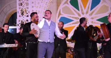 صور .. محمود الليثى يتألق بأغانيه الشعبية فى خيمة "سهراية"