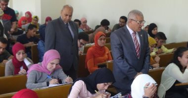 رئيس جامعة المنيا يتفقد امتحانات التربية النوعية والتربية للطفولة المبكرة