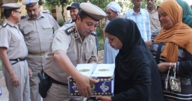 أمن أسوان يوزع كرتونة رمضان على المواطنين بمراكز المحافظة