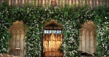 كنيسة سانت جورج تتزين بزهور ديانا المفضلة استعدادا لزواج ابنها هارى - صور