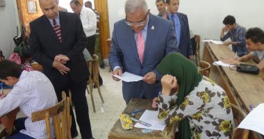 رئيس جامعة المنيا يتفقد امتحانات كليتى الصيدلة والعلوم "صور"
