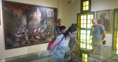 صور.. وفد من السياح الإيطاليين يزورون متحف رشيد