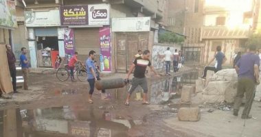 غرق شوارع قرية كفر حجازى بالمحلة الكبرى فى مياه الصرف الصحى