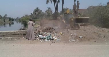 صور.. رفع 10 أطنان مخلفات بناء وقمامة من شوارع المراغة بسوهاج 