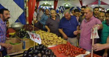 صور.. محافظ السويس يخفض بنفسه أسعار السلع الغذائية بمعرض أهلاً رمضان