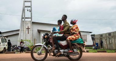 صور.. الصحة العالمية تعالج مصل للتلقيح ضد الإيبولا فى الكونغو 
