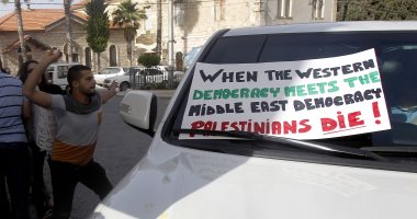 بـ"البيض" فلسطينيون يقذفون سيارة تقل وفدا أمريكيا فى الضفة الغربية