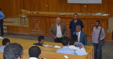 صور.. نائب رئيس جامعة الأزهر يتفقد لجان امتحانات الزراعة والتربية بأسيوط