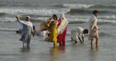 باكستانيون يهربون من حر الصيف إلى الشواطئ