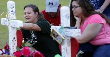 صور.. وقفة بالورود على ضحايا حادث إطلاق النار بمدرسة بتكساس الأمريكية