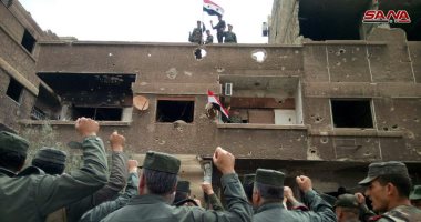 صور.. الجيش السورى يرفع العلم على مخيم اليرموك والحجر الأسود بعد تحريرهما