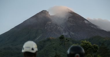 صور.. ثوران بركان جبل ميرابى فى إندونيسيا للمرة الرابعة خلال 24 ساعة