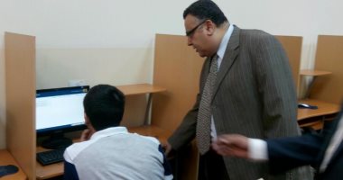 نائب رئيس جامعة الإسكندرية يتابع امتحانات المكفوفين بتجربة الاختبارات الإلكترونية