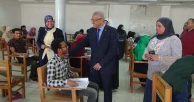 صور .. رئيس جامعة المنيا يتفقد لجان امتحانات الكليات 