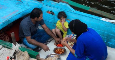 الرضا سر السعادة.. يوميات رمضانية لأسرة تعيش فى مركب صغير فى النيل 