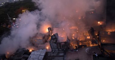 صور. حريق هائل يلتهم 200 منزل بمنطقة عشوائية بمانيلا فى الفلبين