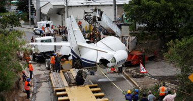 صور.. إصابة 9 أشخاص فى حادث طائرة هندوراس المنكوبة والسلطات ترفع الحطام
