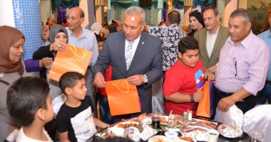 صور.. محافظ السويس يشارك الأطفال الأيتام وذوى الاحتياجات إفطار رمضان