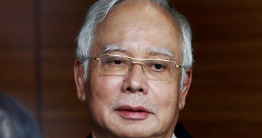 التحقيق مع رئيس وزراء ماليزيا السابق وزوجته فى تهم غسيل أموال