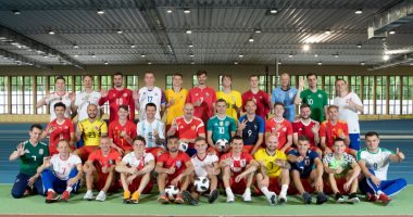 لاعبو منتخب روسيا يرتدون قمصان المنتخبات المشاركة بالمونديال للترحيب بهم
