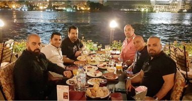 عاصى الحلانى ينشر صورة برفقة أصدقائه فى سحور على ضفاف النيل: "مصر يا جمالك"