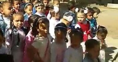 فيديو وصور.. 37 طفلا بحضانة مدرسة تل محمد بالشرقية يتلقون دروسهم فى الشارع 