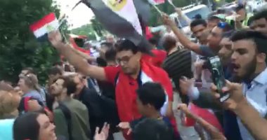 الجالية المصرية فى أوكرانيا تستقبل محمد صلاح بالهتافات أمام الفندق (فيديو)