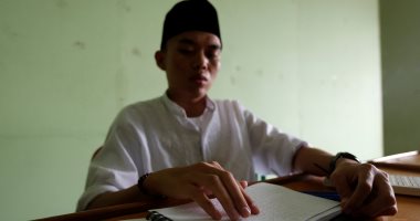 صور.. مكفوفون بإندونيسيا يقرأون القرآن الكريم بطريقة برايل