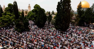 مئات الفلسطينيين يؤدون صلاة الجمعة فى "الخان الأحمر" شرق القدس