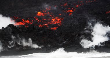 صور.. جحيم حمم بركان ولاية هاواى الأمريكية يختلط بمياه المحيط الهادئ