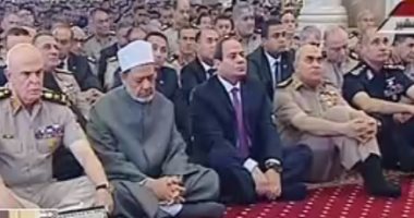 الرئيس السيسى يلتقى قادة القوات المسلحة عقب صلاة الجمعة بمسجد المشير