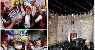 صور..الفلسطينيون يزينون "باب دمشق" بالقدس احتفالا بالليلة الثامنة من رمضان
