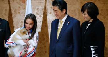 صور.. رئيس وزراء اليابان يشارك فى إهداء بطلة أولمبية روسية كلبا