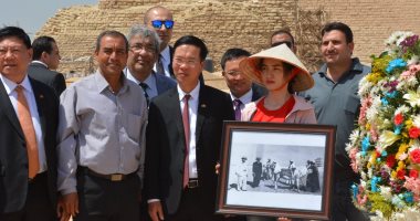 صور.. نائب رئيس فيتنام يحتفل بزيارة مؤسس الدولة لهرم سقارة