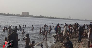 صور.. مصيف الغلابة.. عمال الأقصر يتوجهون يوميا للسباحة فى نهر النيل