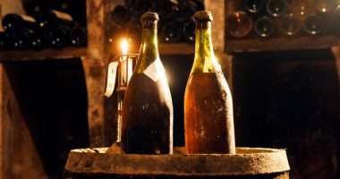أصحاب المزاج فى راحة.. عرض ثلاث زجاجات من النبيذ منذ عام 1774 فى مزاد بفرنسا