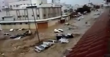 شرطة عمان السلطانية تنفى صحة فيديو انجراف عشرات السيارات بسبب إعصار "مكونو"