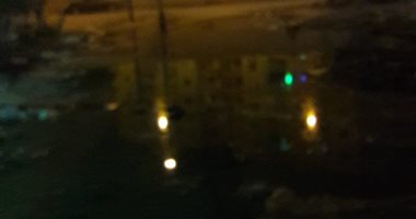 قارئ يشكو من غرق شارع رئيسى بـ"كيما أسوان" فى مياه الصرف