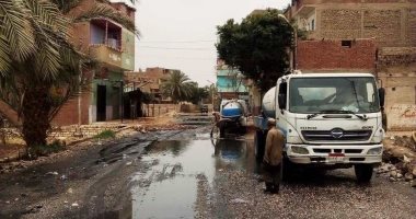 صور.. محافظ سوهاج يكلف بشفط مياه الصرف الصحى من أحد شوارع نجع القراقرة