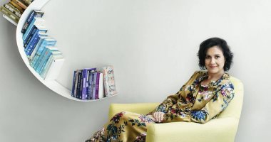 7 معلومات عن كاملة شمسى بعد فوز روايتها "حريق منزل" بجائزة المرأة للخيال