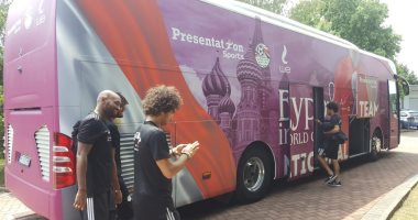 صور.. حافلة المنتخب تثير إعجاب الإيطاليين قبل كأس العالم