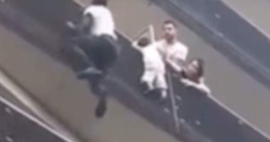 صور.. رئيسة بلدية باريس تشيد "ببطل" من مالى لتسلقه بناية لإنقاذ طفل