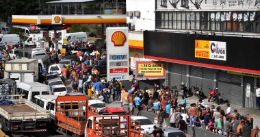صور..تفاقم أزمة الوقود فى البرازيل وتكدس السيارات بسبب إضراب سائقى الشاحنات
