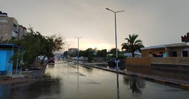 صور.. سقوط أمطار على مدينة رأس غارب شمال البحر الأحمر
